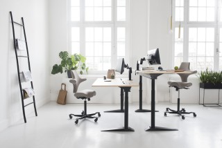 De perfecte kantooromgeving begint met een bureau en stoel