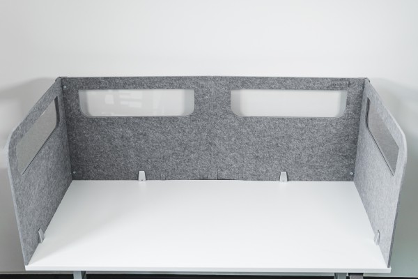 Een U-shape safety screen geplaatst op het bureau